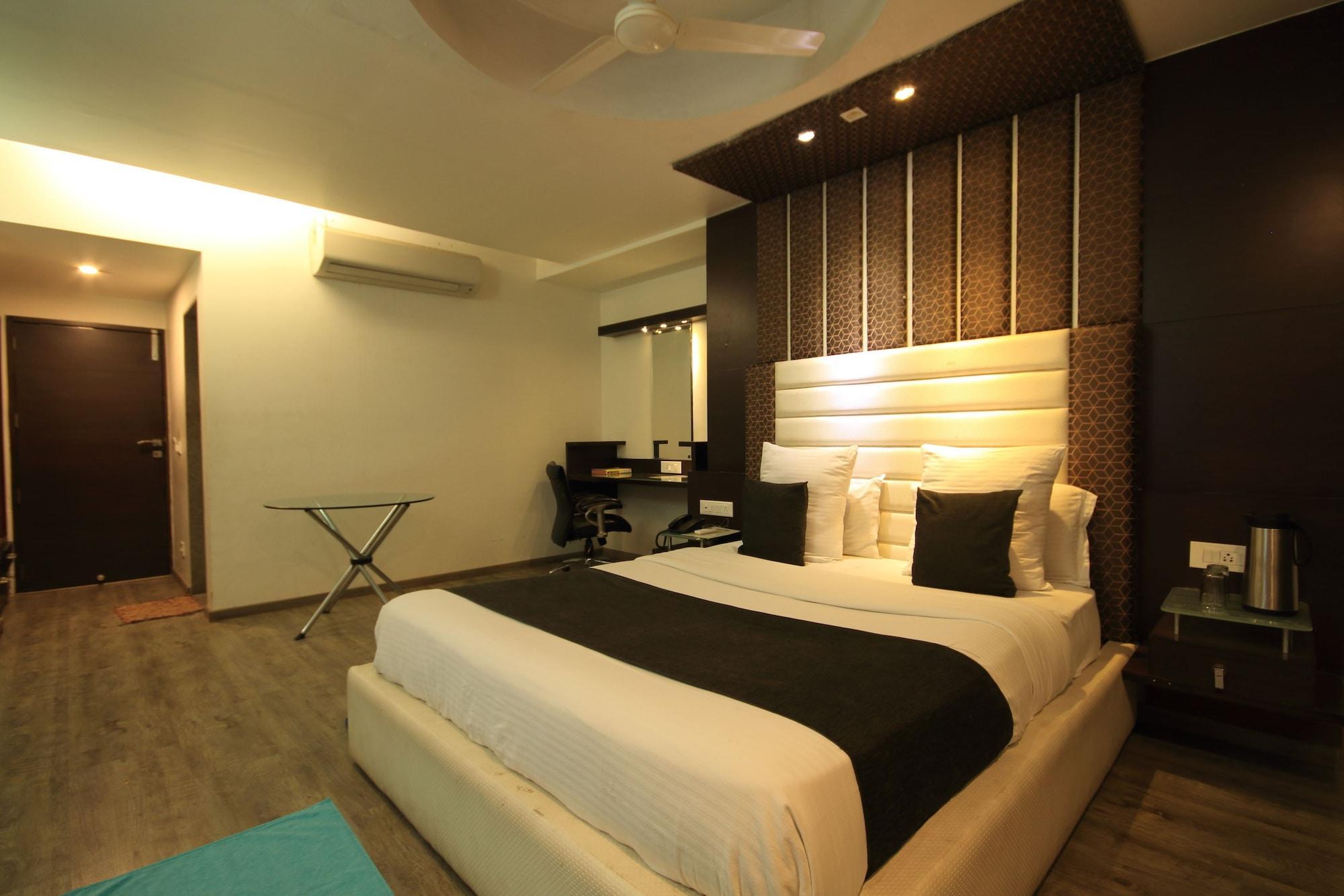 Fabhotel Kadamb Inn Ahmedabad Exterior photo
